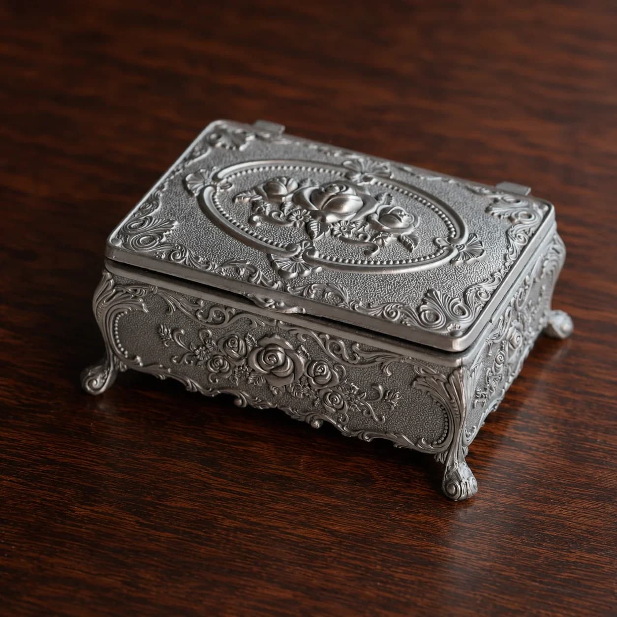 Boîte vintage en métal argent vieilli, motif de roses