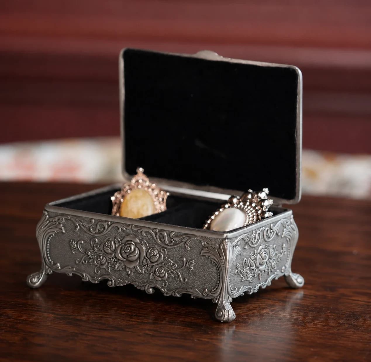 Boîte vintage en métal argent vieilli, motif de roses