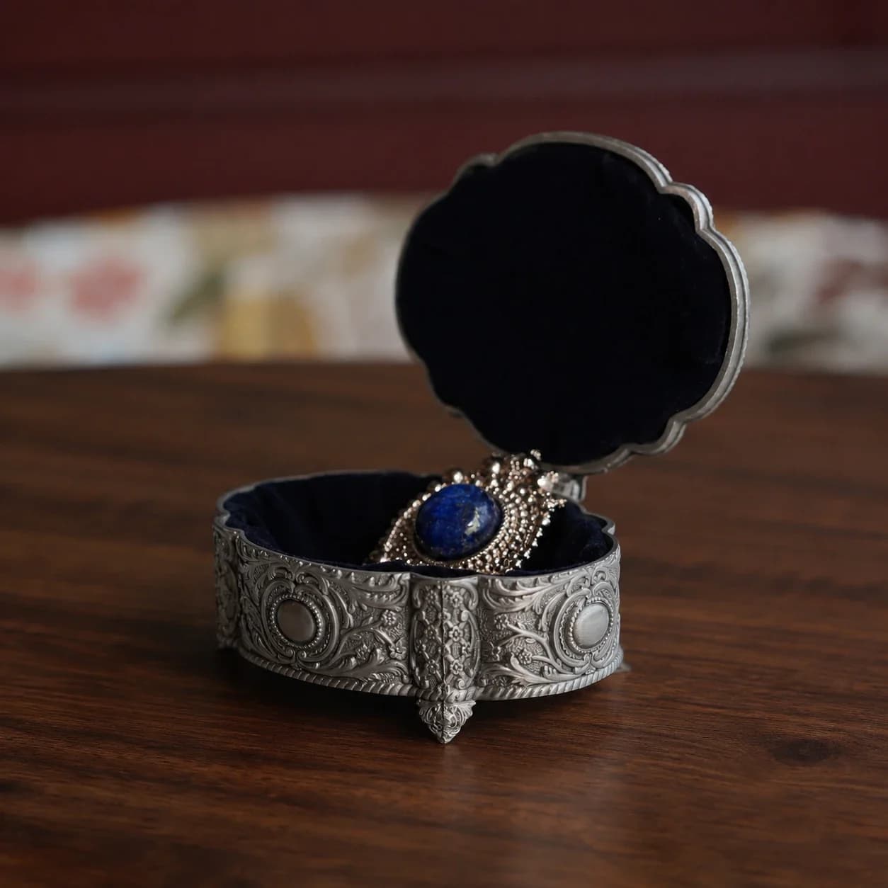 Boîte vintage ovale en métal argent vieilli