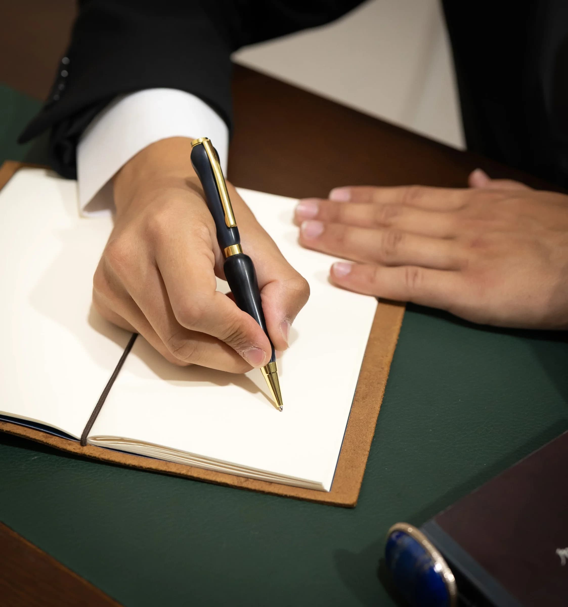 Stylo fait main en résine marbrée, finition dorée
