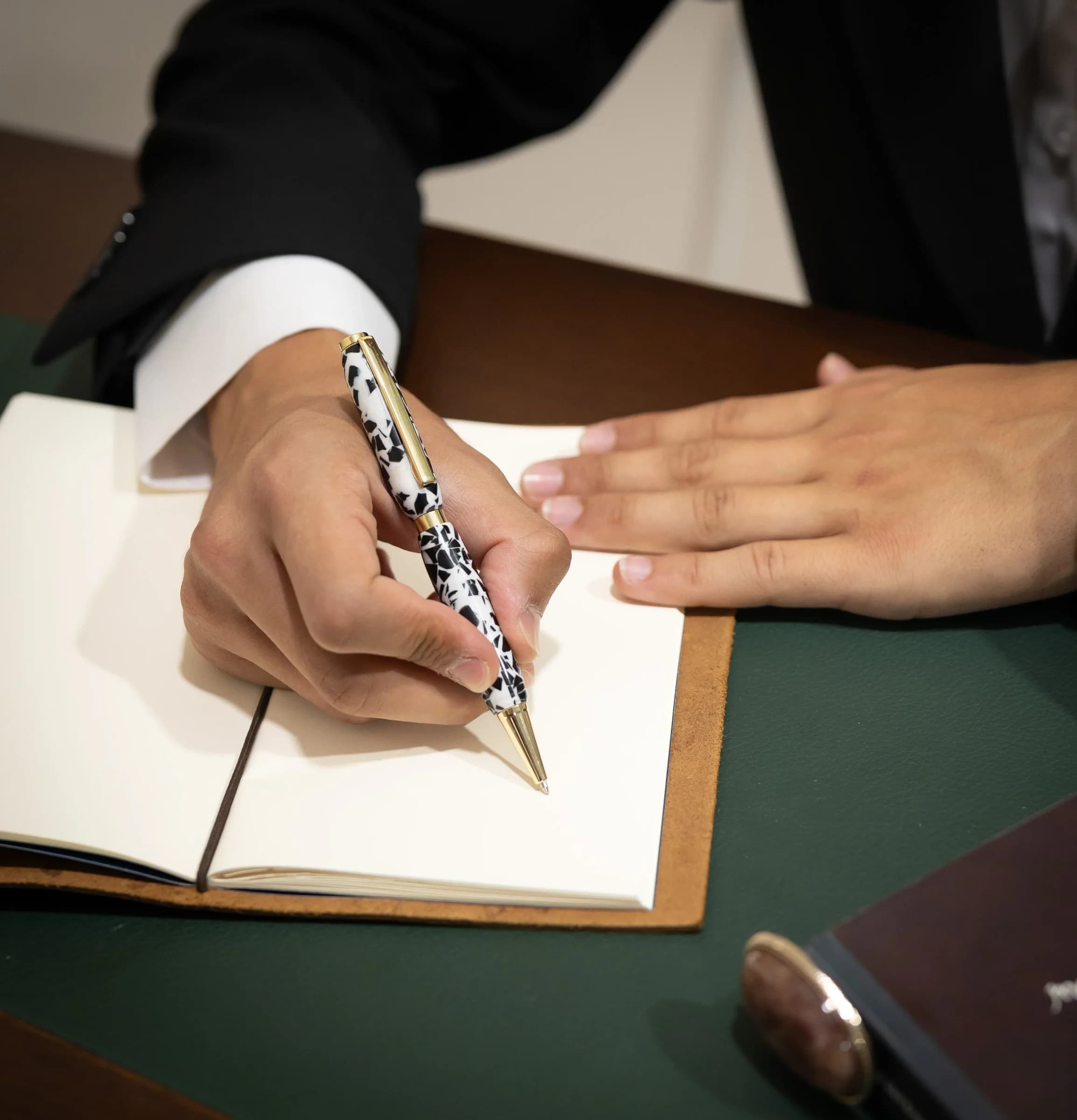 Stylo fait main en résine à motifs, finition dorée n° 1