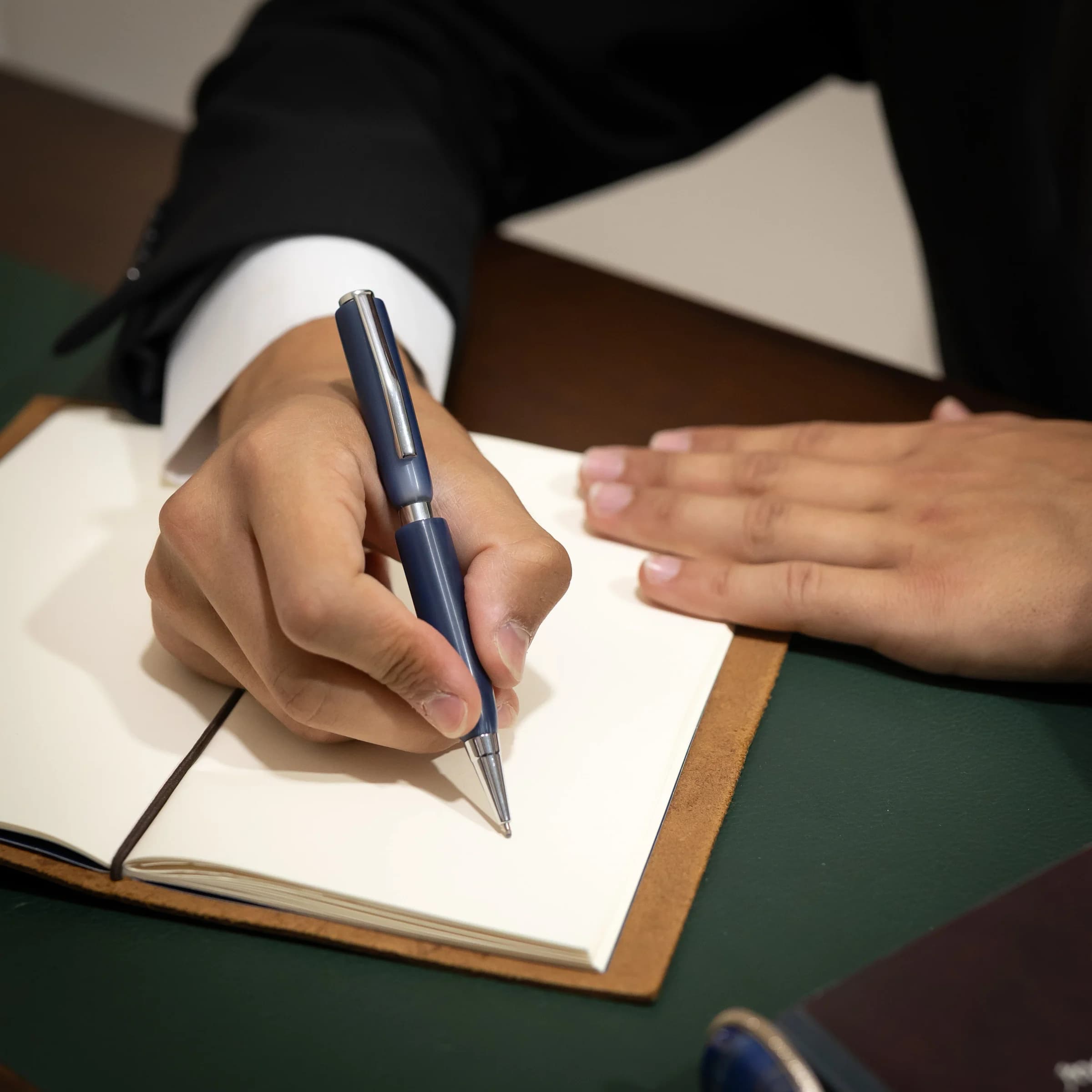 Stylo fait main en résine bleu marine, finition argentée