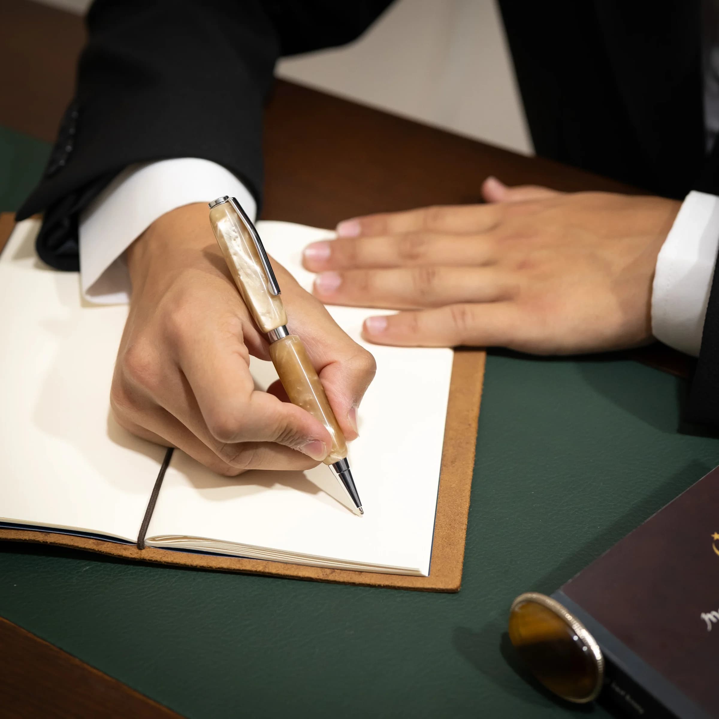 Stylo fait main en résine latte, finition argentée