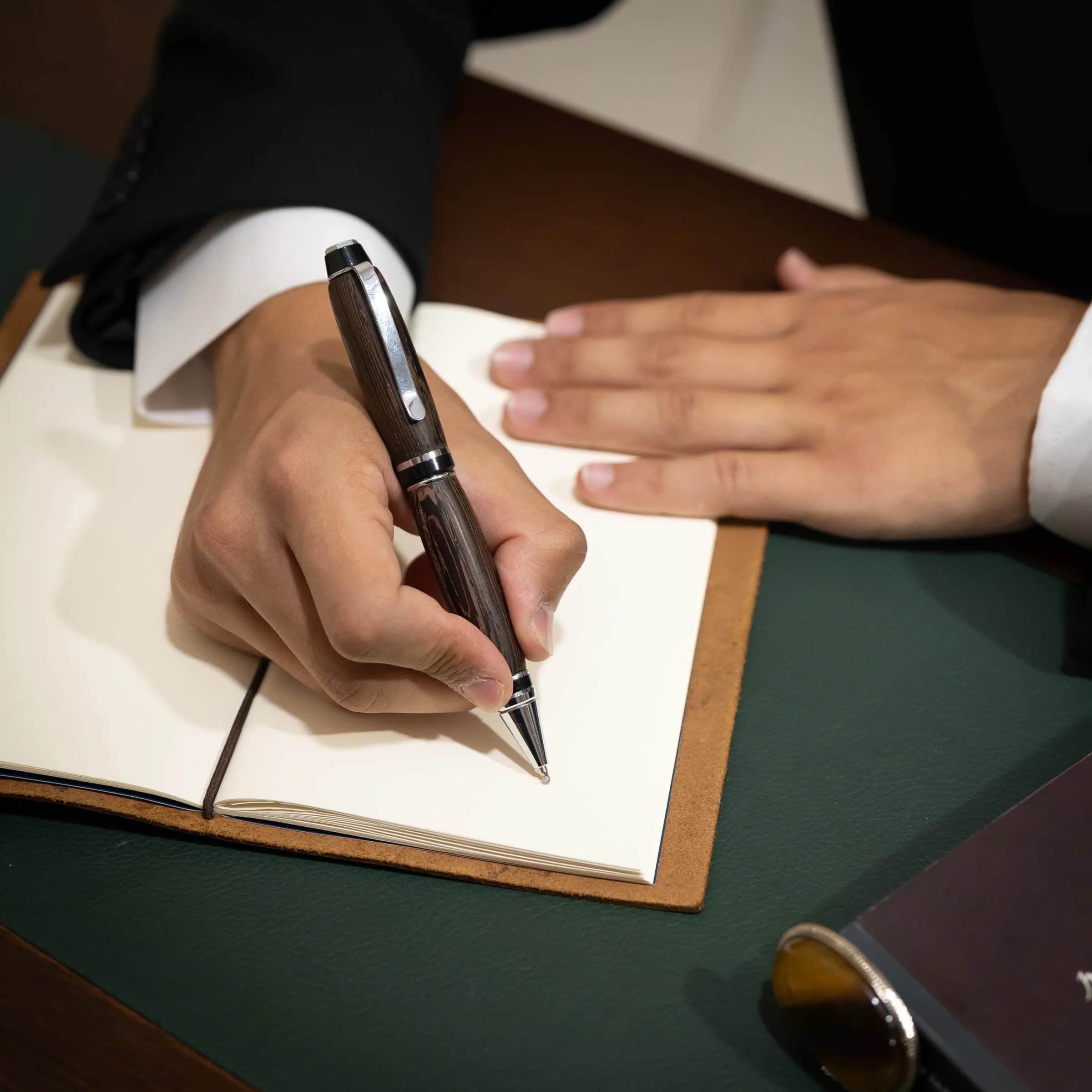 Stylo fait main en wengé véritable, finition argentée