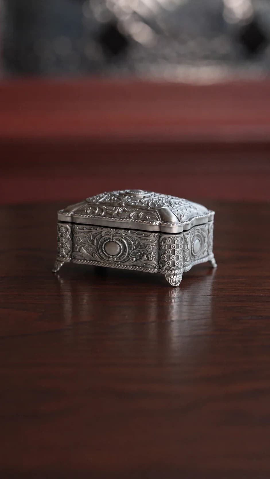 Boîte vintage en métal argent vieilli, motif floral