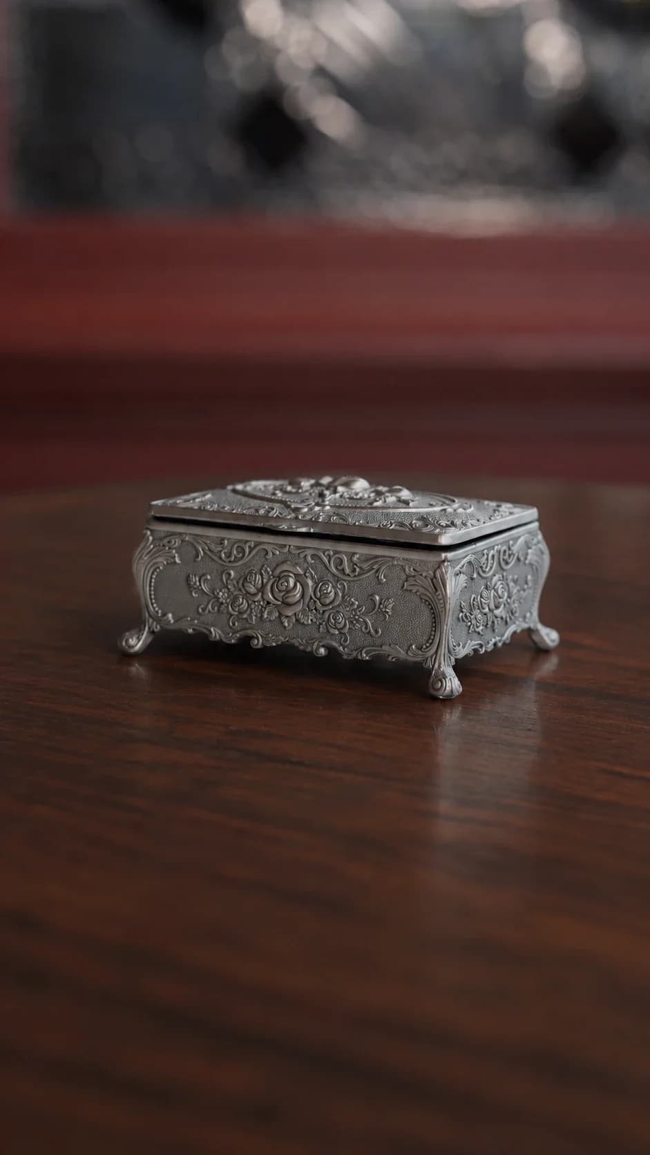 Boîte vintage en métal argent vieilli, motif de roses