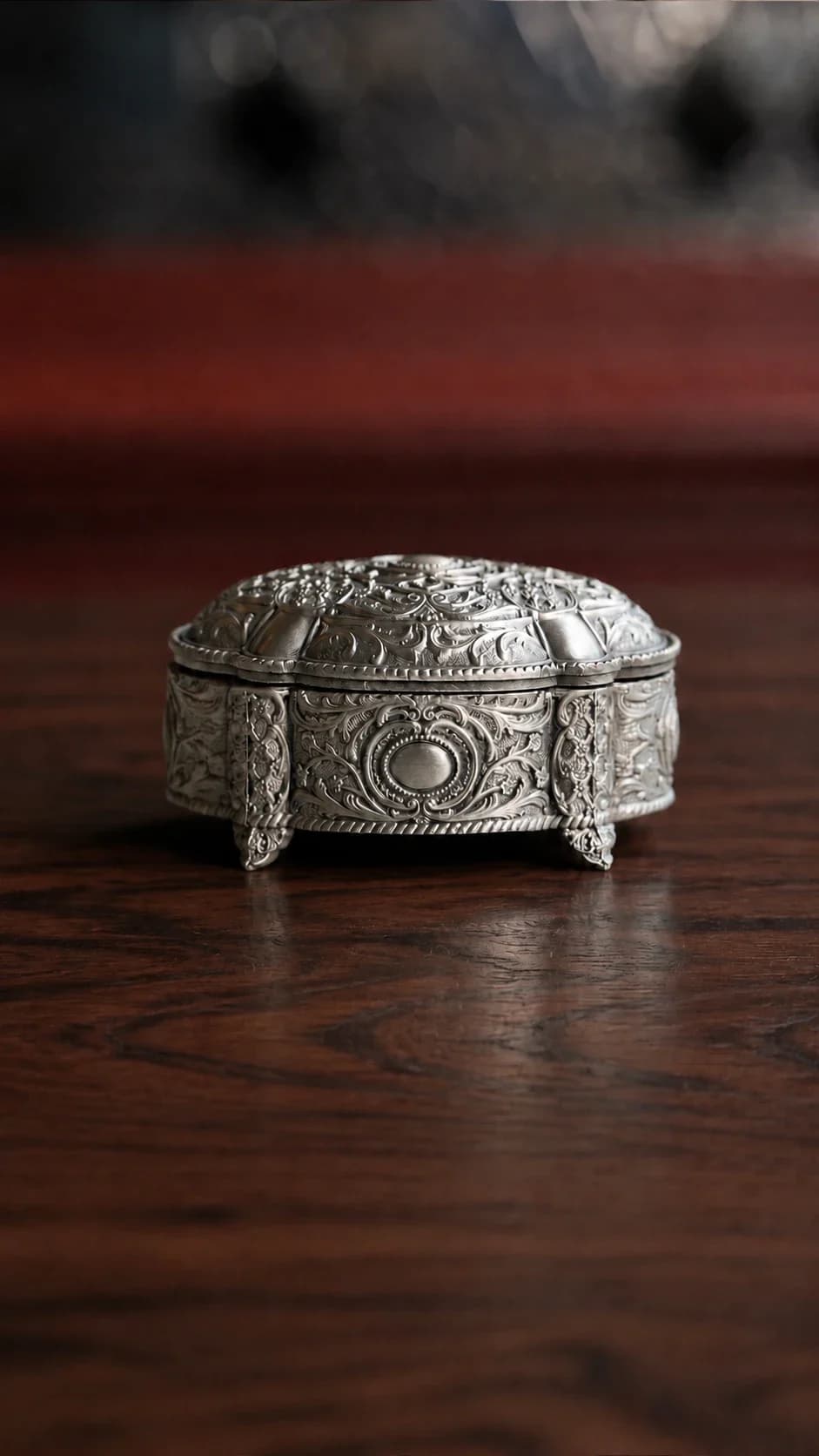 Boîte vintage ovale en métal argent vieilli