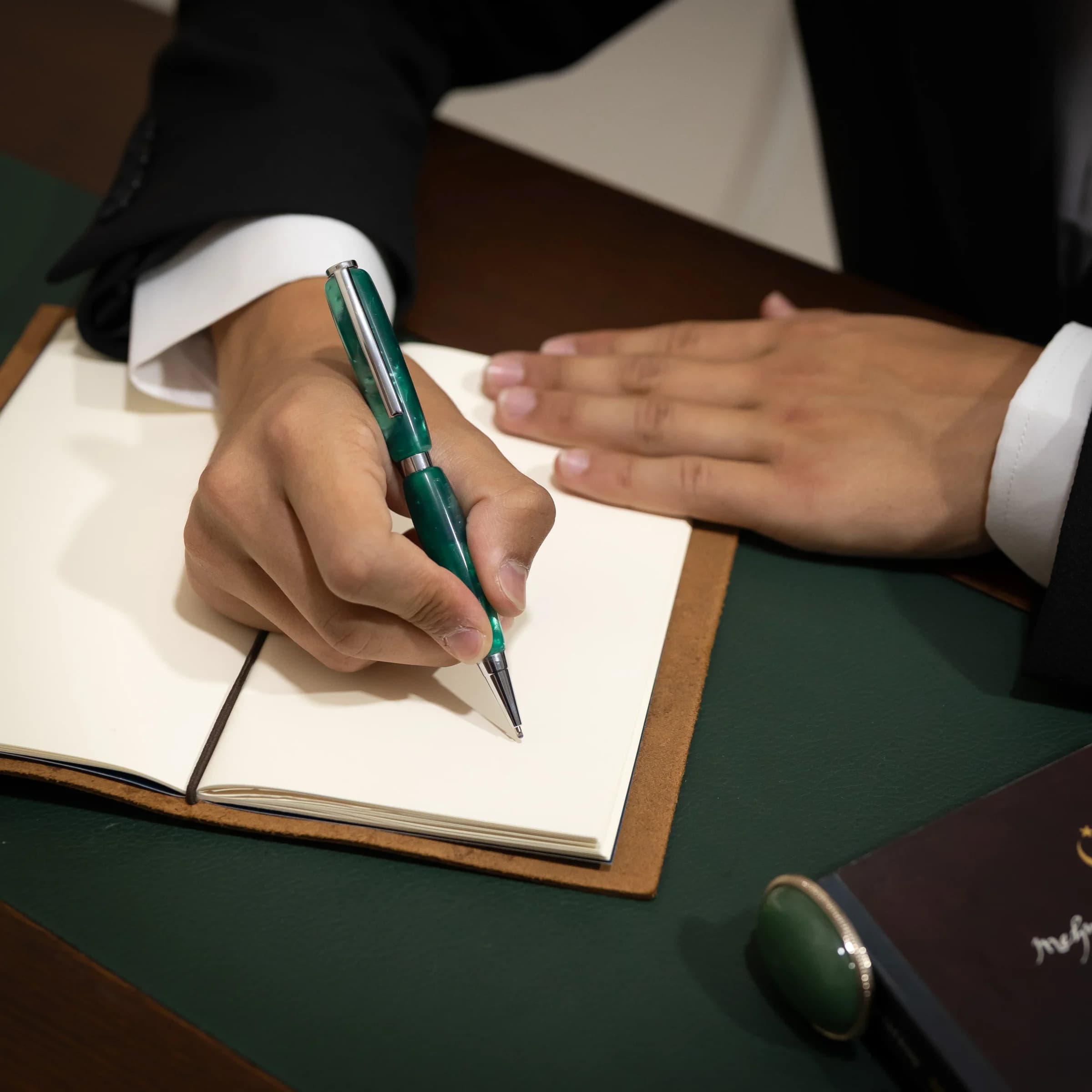 Stylo fait main en résine verte, finition argentée